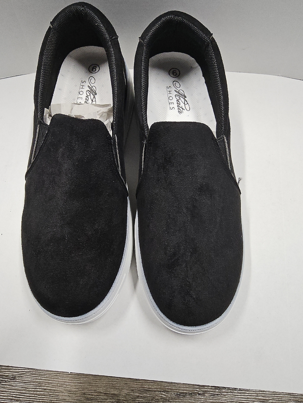 NWOT Womens Mata Crossing Size 9 Black Slip-On Casual Shoes